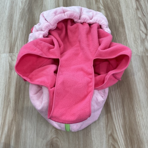 Pistachio car seat cover with flower design. Perfect for spring walks - Picture 3 of 4